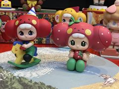 被咬了一口的大头草莓，太好看啦～～～和susumi盲盒们摆在