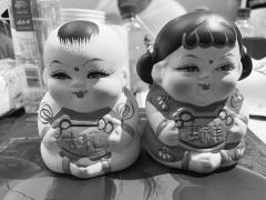 整个故事围绕着一对叫“吉祥”和“如意”的大头娃娃展开，奠定了