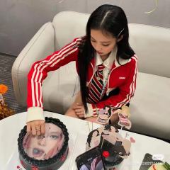 Jennie生日快乐🎂
°ʚ𝙃𝙖𝙥𝙥𝙮 𝙗𝙞