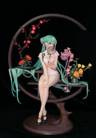 闪购买的韶华终于到了，带特典扇子好评，myethos这次的实物质量很棒，初音很美，脸妆很还原。