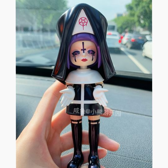 太美啦！没看到实物前以为会很惊悚，实物不吓人的，看顺眼了很美，神秘的紫色➕黑配色而已！