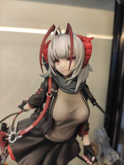 W这个手办相对来说是不太合格的，角度限定的面相就已经决定它现在的价格不适合600元以上手办的行列，而且我买的这个地台上的管道蹭漆和胸口保护不当蹭出的亮光更是觉得它可惜和遗憾。建议入手价格500-600