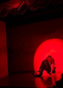 【莲城郡主永远会做正确的事。】

【大虞战旗没了。】
【她的