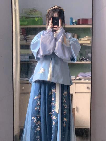 外面实在是太冷了 就穿上裙子在家里拍吧 因为是入坑第一件汉服了，实在是记不清楚名字 ，就记得当就记得当时为了买它，攒了两个月的生活费呢 