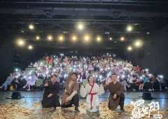 话剧《罗生门》是一部改编自芥川龙之介经典小说的作品，通过不同