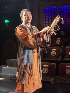 新年开年第一天必须得来看喜剧。选择蜀道三这个题材肯定有一些“