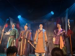 新年开年第一天必须得来看喜剧。选择蜀道三这个题材肯定有一些“