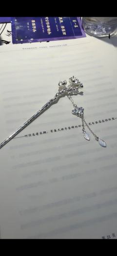 书中的满月总是写尽遗憾
好在，现实里一抬头就是团圆。

店铺