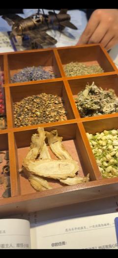 书中的满月总是写尽遗憾
好在，现实里一抬头就是团圆。

店铺