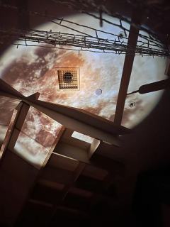 书中的满月总是写尽遗憾
好在，现实里一抬头就是团圆。

店铺