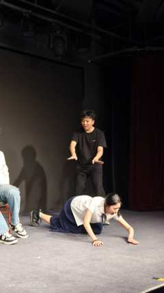 地点：上海中心B1·混知小剧场
内容：漫才，sketch，即