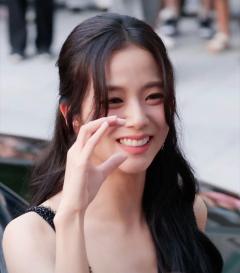 jisoo 生日快乐宝宝美的很安心第一次参加线下活动换物料 
