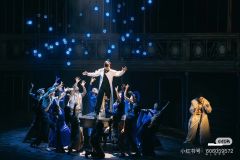 音乐剧《海上钢琴师》
🎬舞台布置
一进入剧场就看到巨轮呈现