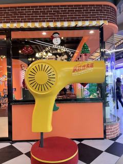 “朝阳群众，现场探案”
来看《疯狂理发店》啦！一进剧场就有一