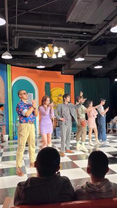 “朝阳群众，现场探案”
来看《疯狂理发店》啦！一进剧场就有一