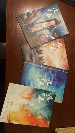 “寒风推窗,霜花落满框缝,
檀桌上的烛火伴着月光轻轻摇曳,