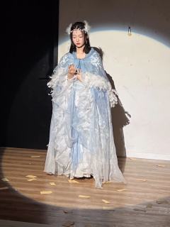往后,
公主不能再喊颂安了,
要记得喊来人。
店家:剧芒