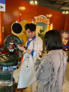 嗨,我是爱看剧的荣,这次来三刷《疯狂理发店》,上前两次是思思