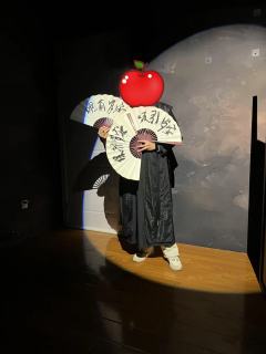 剑客与将军,注定孤独转身。
就让我贪心,再为你捞一次月亮。
