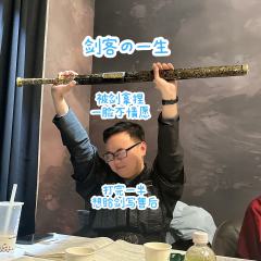 剑客与将军,注定孤独转身。
就让我贪心,再为你捞一次月亮。