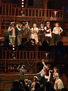 西部牛仔这个设定很有意思，剧情轻松诙谐不烧脑，歌曲很好听很抓