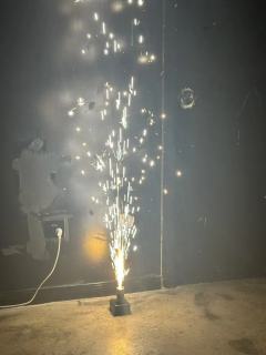你渡，我渡，争渡，难渡。
飞鸟和鱼相爱，只是一场意外。

店