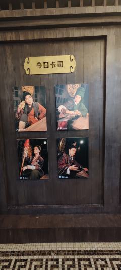 该剧以三国故事为蓝本进行了无厘头的改编，串联了刘皇叔织屡卖鞋