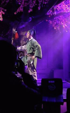 该剧以三国故事为蓝本进行了无厘头的改编，串联了刘皇叔织屡卖鞋