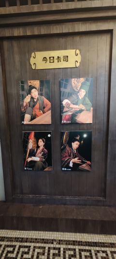 该剧以三国故事为蓝本进行了无厘头的改编，串联了刘皇叔织屡卖鞋