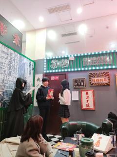 拼的野车,来了两对大学生小情侣。
采纳建议,全员反串。
我叫