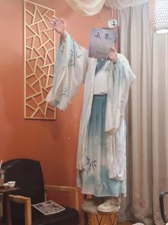 几阵惊风乍起,纷乱一场暖春。
高台上,看客赏尽世间悲喜,