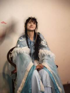 几度东风拂翠池，千般红紫斗芳时。
春心缱绻情难尽，梦里桃源意