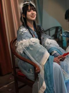 几度东风拂翠池，千般红紫斗芳时。
春心缱绻情难尽，梦里桃源意