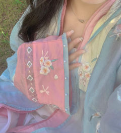 我宣布我心里的汉服甜妹天花板 ～兔兔不吃桃
粉蓝色的配色 ，