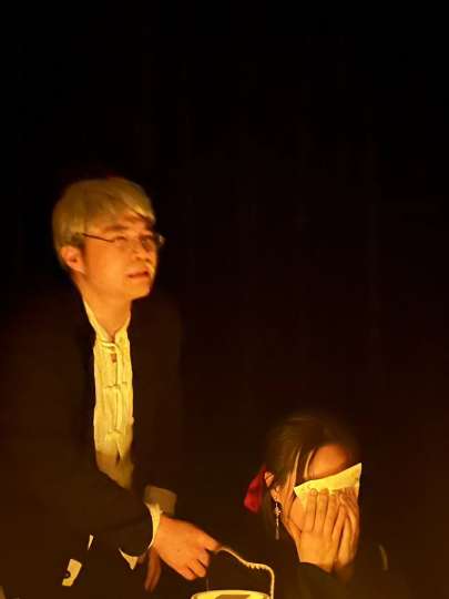 「我带着你的灵魂，驻留于世间。」
「我们终将在红色的河中相遇，一百亩敦煌的土地上，是青枣在生枝。」
——
地点：广州双镜
王主任-mia
爷爷-肥羊
npc-大福
——夸夸区——
超好！超好！！！超好