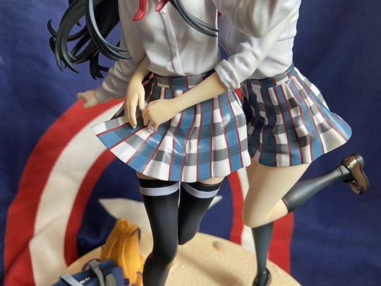 这款素质有些一言难尽，一方面它拥有目前最好面相的雪乃头，另一方面头发尤其发梢处理有感觉特别肉，模具感觉非常缺乏锐利度。然后上半身衬衣细节很好，但到了格子裙有感觉很拉胯，甚至印花都做不到连贯。团子是短发