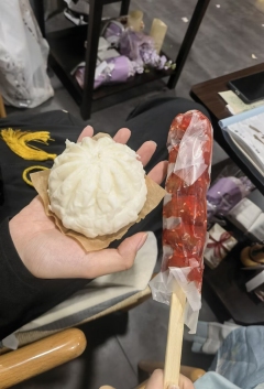 【含剧透】
我有一剑,长三尺七,宽一寸二
铸于路边无名铁匠铺