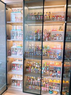 怎么收纳呢，当然是用一面墙的展示柜来收纳啊！！！！