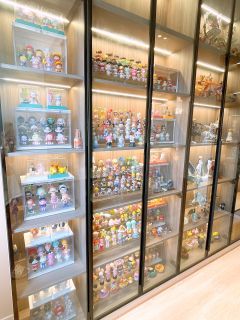 怎么收纳呢，当然是用一面墙的展示柜来收纳啊！！！！