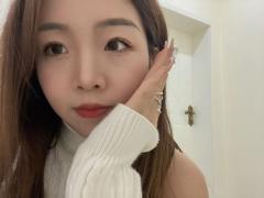 你不像任何人。

如果你要写爱情，你就不能只写我爱你。
你要