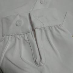 料子软软滑滑的，很舒服哦。刺绣也很牢固，就是袖口有一点点线头