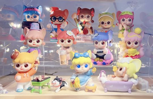 越看越喜欢，实在是太可爱了，遛狗憨被我把狗绳莽断了，突然发现狗子和烤肉摊简直不要太配😂