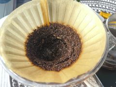 喝的比较晚
干香巧克力很明显
根据推荐参数冲煮，1:15的水