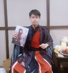 提笔九万字，落笔书一人。落花无言，书不尽意。

【类型】古风