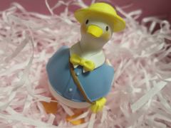 侄女从小喜欢小鸭子，从小到大各种各样的小鸭子玩偶都送了好多，