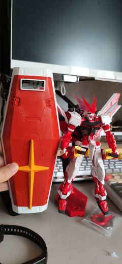 先来假组一下，盾牌真的大。mega元祖内部空间很足，适合DI