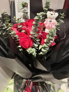 你不像任何人。

如果你要写爱情，你就不能只写我爱你。
你要