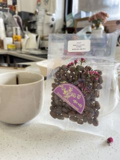 跟基友相约咖啡店 请熟悉的咖啡师小姐姐帮冲的第二支豆子
依然
