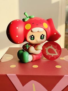 被咬了一口的大头草莓，太好看啦～～～和susumi盲盒们摆在
