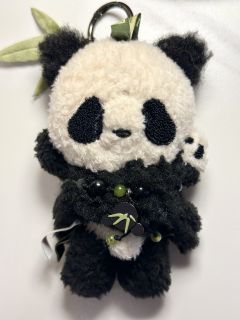 这一款实在是太漂亮了，细节满满。除了背面是熊猫，侧面耳朵也是